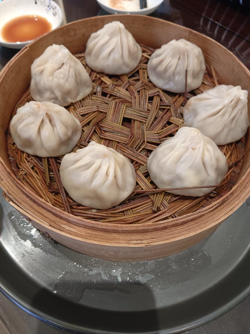 在繁忙的城市中寻找一份地道的小吃，就像是在人群中找到那个特别的你一样，既让人兴奋又充满期待。